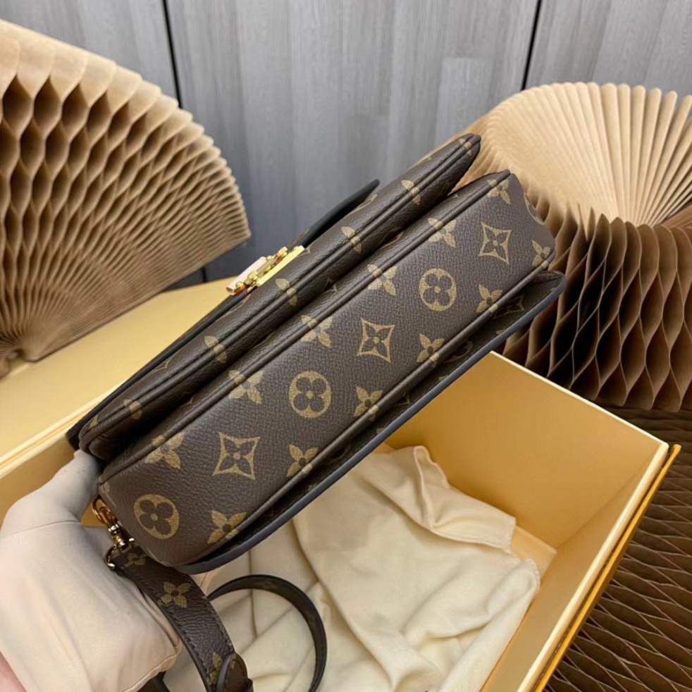 Louis Vuitton POCHETTE METIS